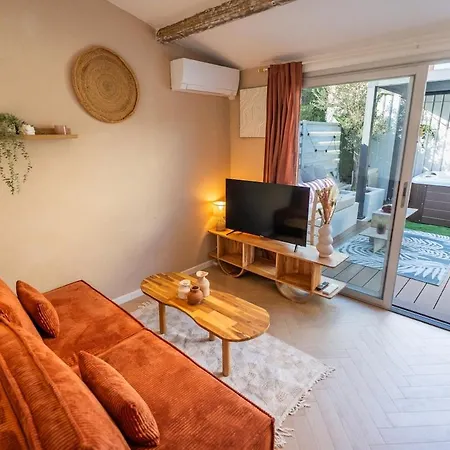 Jacuzzi Prive & Cinema - Maison Romantique Holiday home *