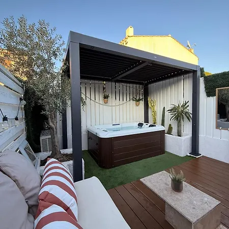 Jacuzzi Prive & Cinema - Maison Romantique Holiday home *