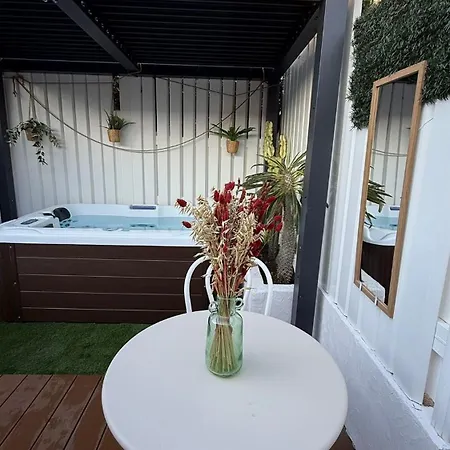 Jacuzzi Prive & Cinema - Maison Romantique *