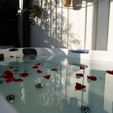 Jacuzzi Prive & Cinema - Maison Romantique Holiday home *