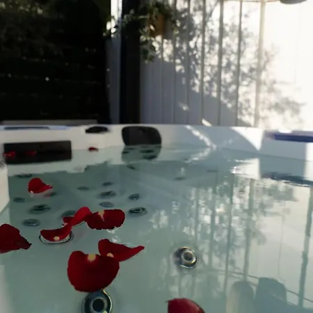 Holiday home Jacuzzi Prive & Cinema - Maison Romantique