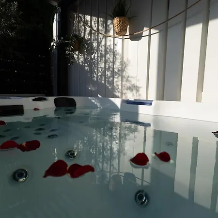 Holiday home Jacuzzi Prive & Cinema - Maison Romantique *