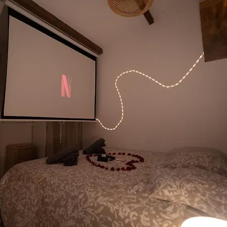 Jacuzzi Prive & Cinema - Maison Romantique