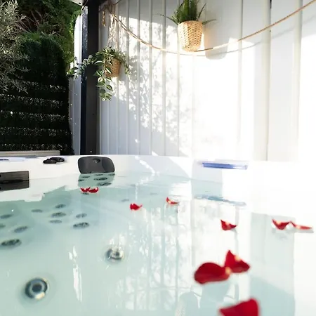 Будинок відпочинку Jacuzzi Prive & Cinema - Maison Romantique *