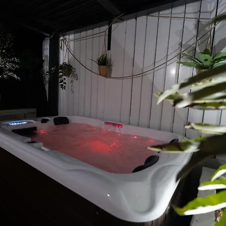 Holiday home Jacuzzi Prive & Cinema - Maison Romantique Agde
